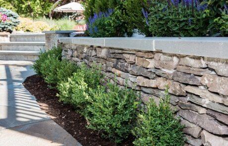 stacked-stone-garden-feature-wall